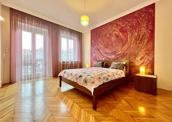 Exclusive Colourful Flat In The City
